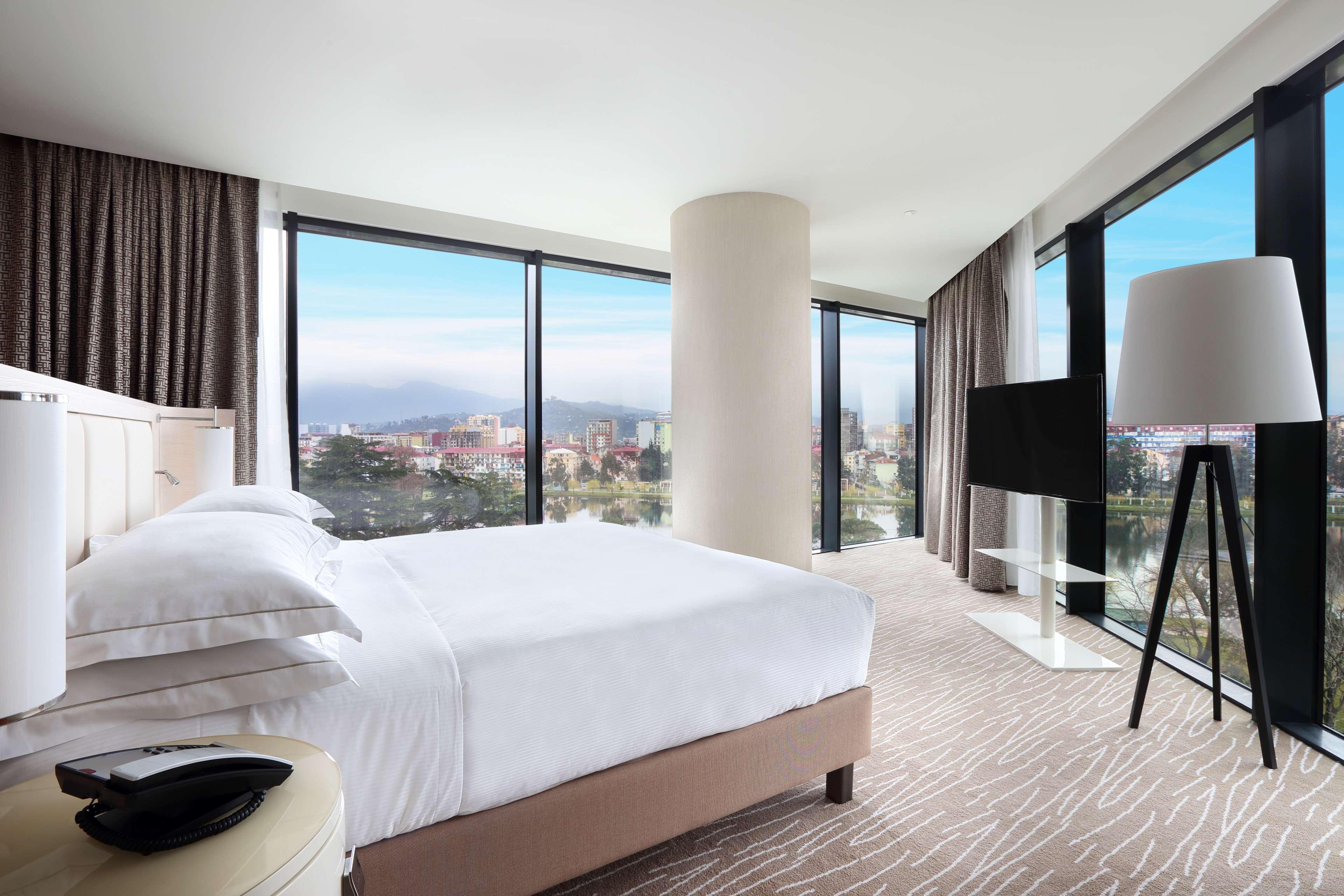 ホテル ヒルトン バトゥミ バトゥーミ エクステリア 写真 A bedroom at the hotel