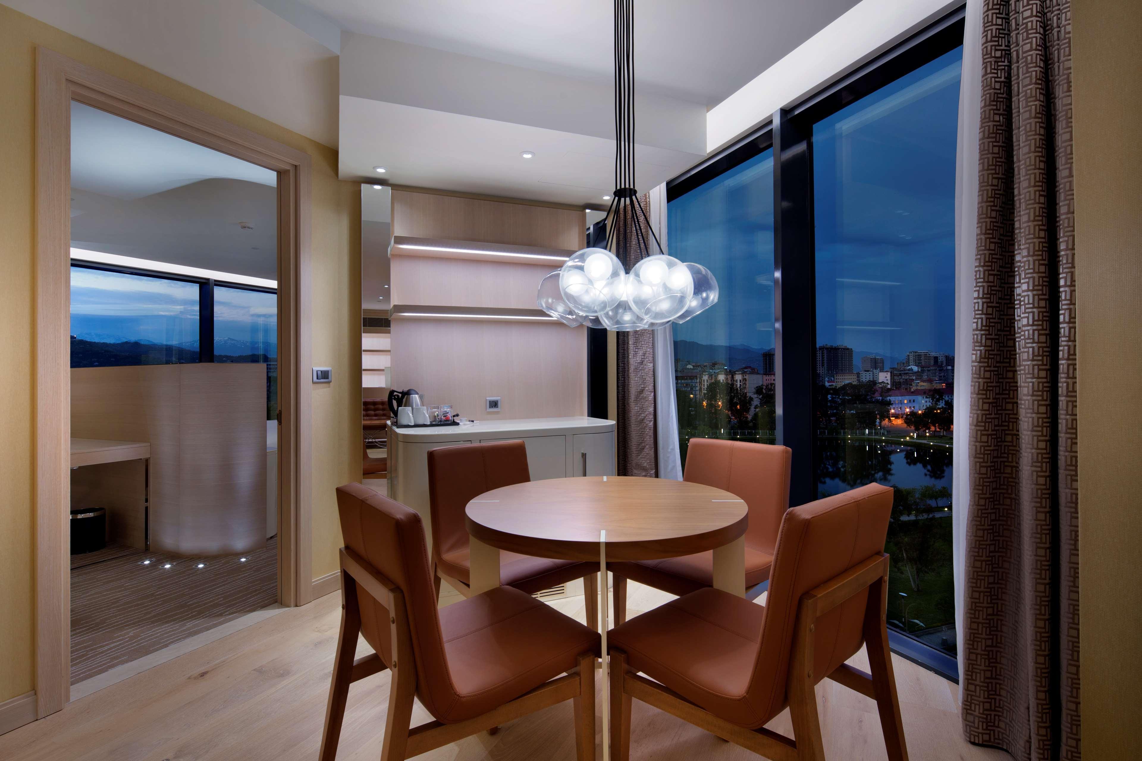 ホテル ヒルトン バトゥミ バトゥーミ エクステリア 写真 A dining room in a private apartment