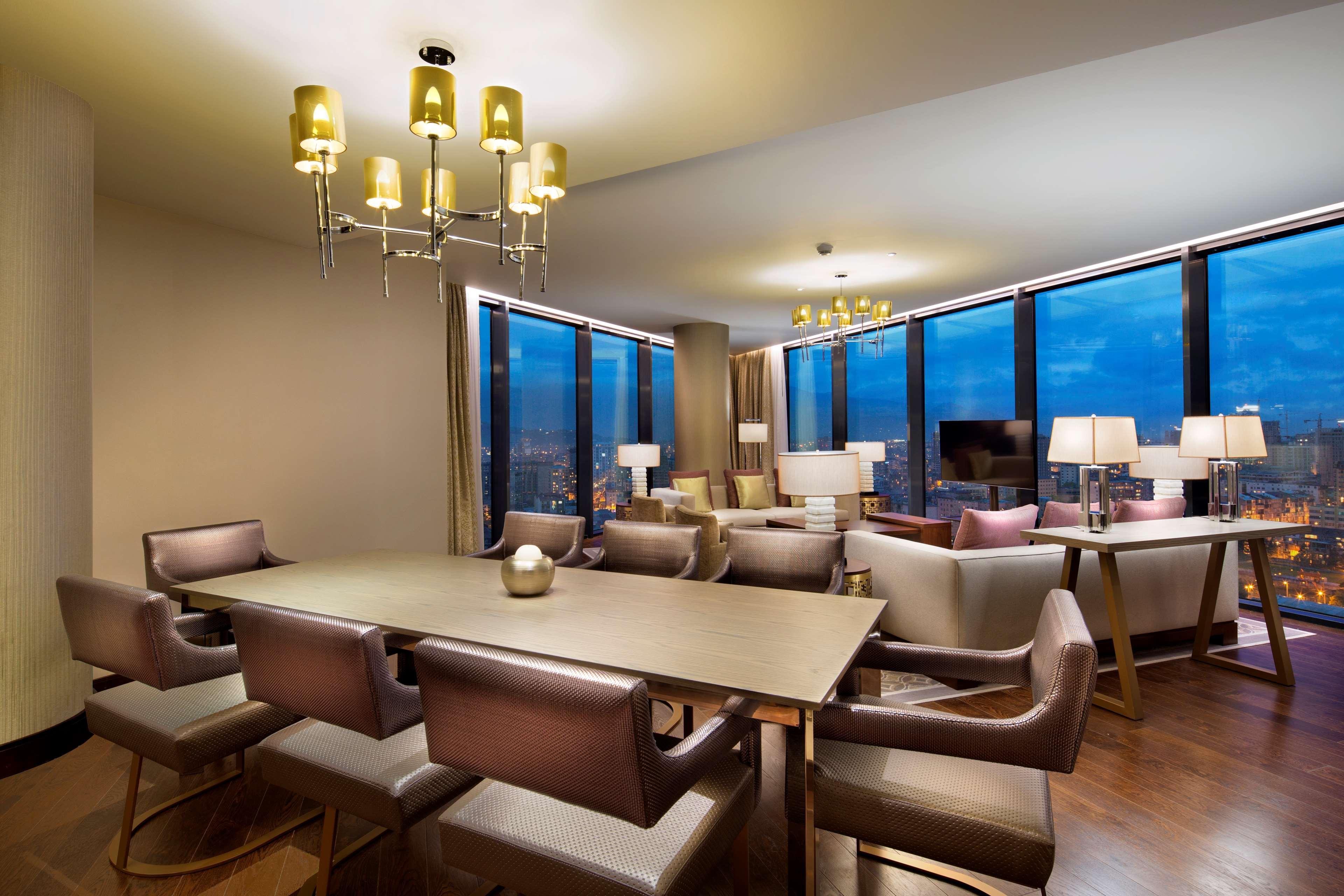 ホテル ヒルトン バトゥミ バトゥーミ エクステリア 写真 The Westin Club Lounge at the Westin Palace, Madrid