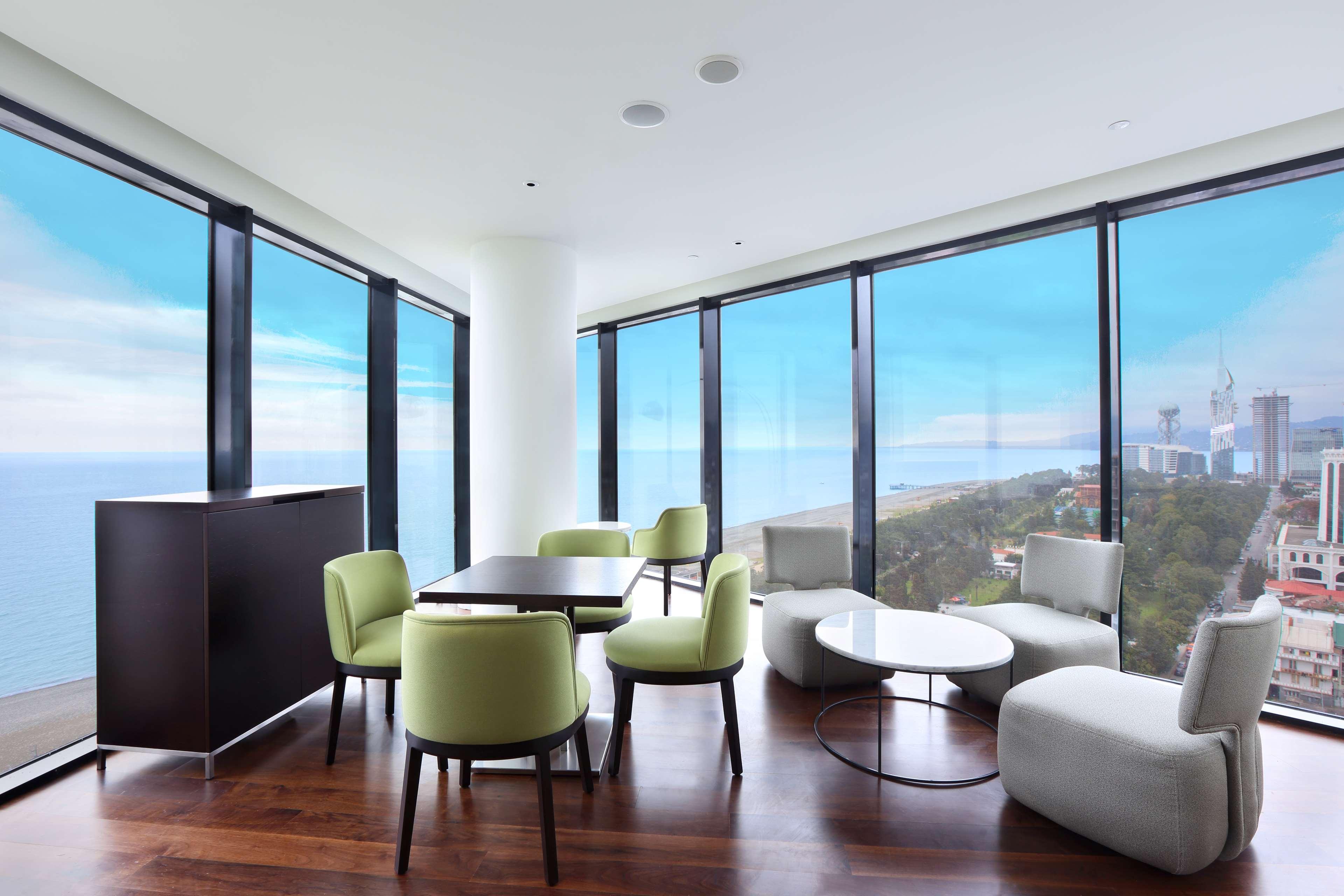 ホテル ヒルトン バトゥミ バトゥーミ エクステリア 写真 The interior of a suite at the Ritz-Carlton, San Francisco
