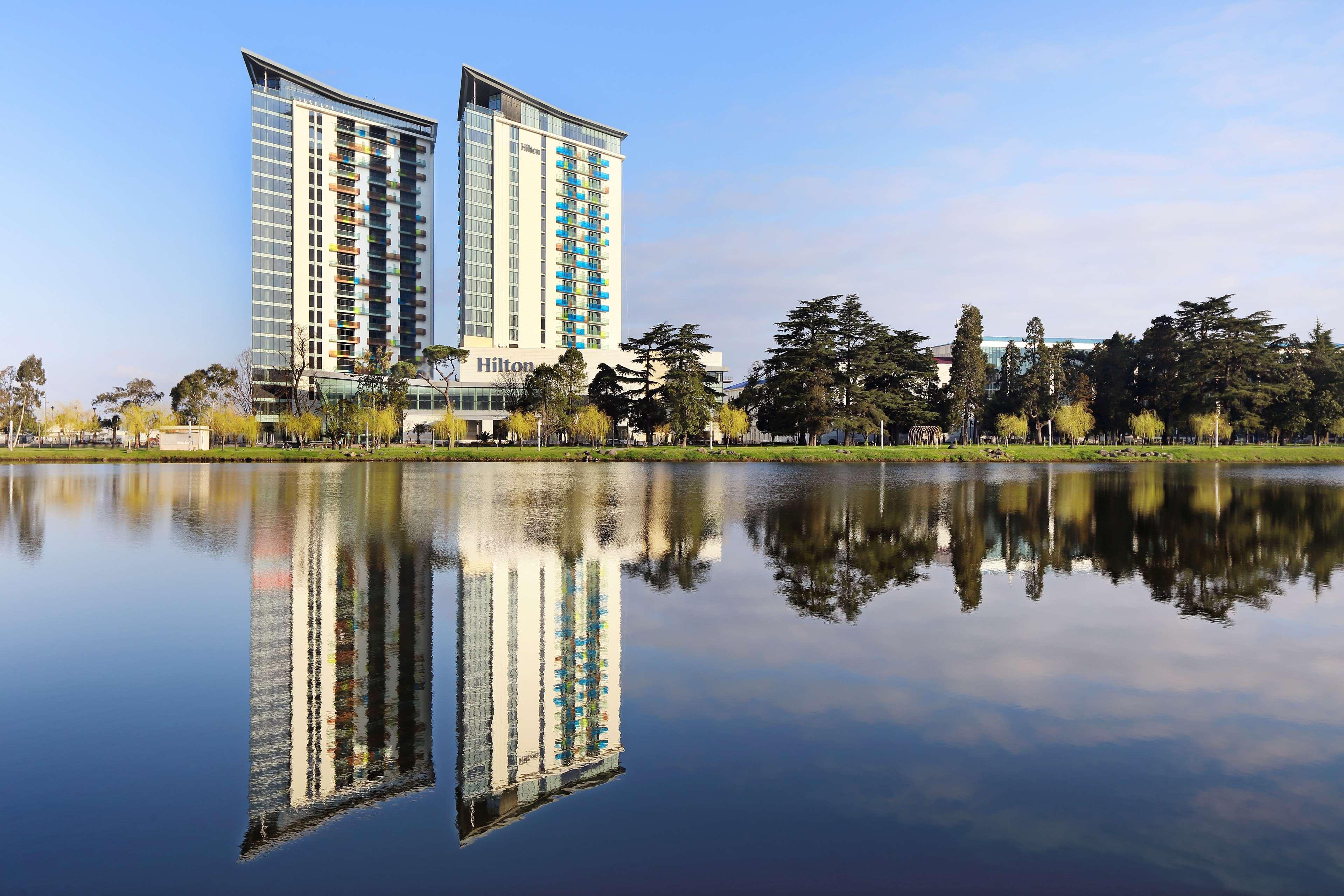 ホテル ヒルトン バトゥミ バトゥーミ エクステリア 写真 The Lakes College