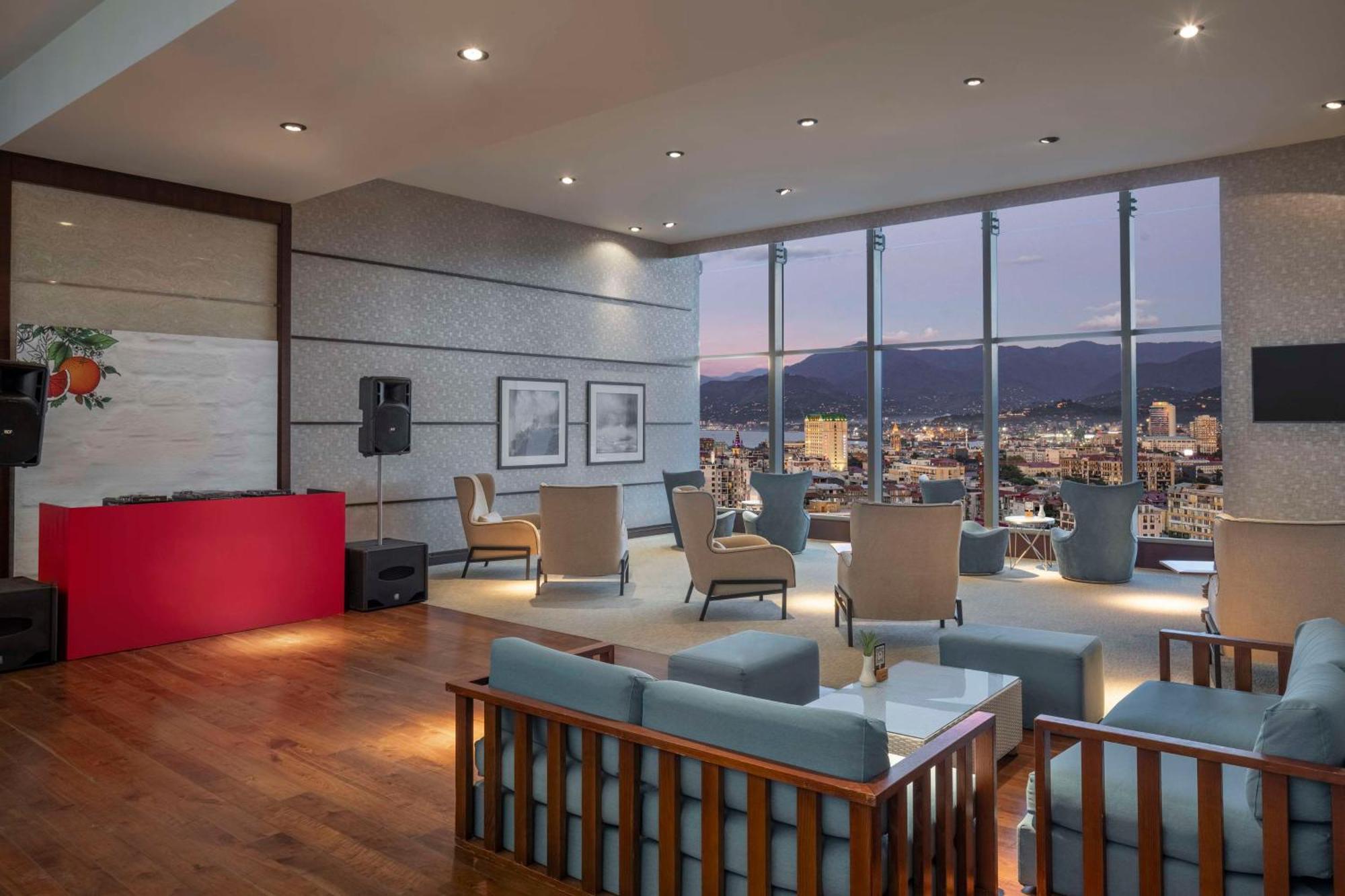 ホテル ヒルトン バトゥミ バトゥーミ エクステリア 写真 The lounge at the airport