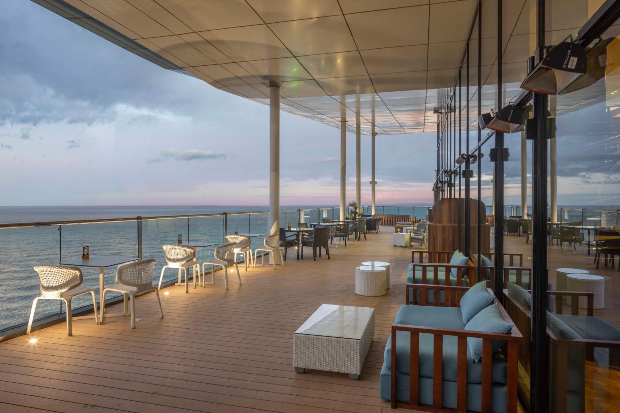 ホテル ヒルトン バトゥミ バトゥーミ エクステリア 写真 The observation deck of the hotel
