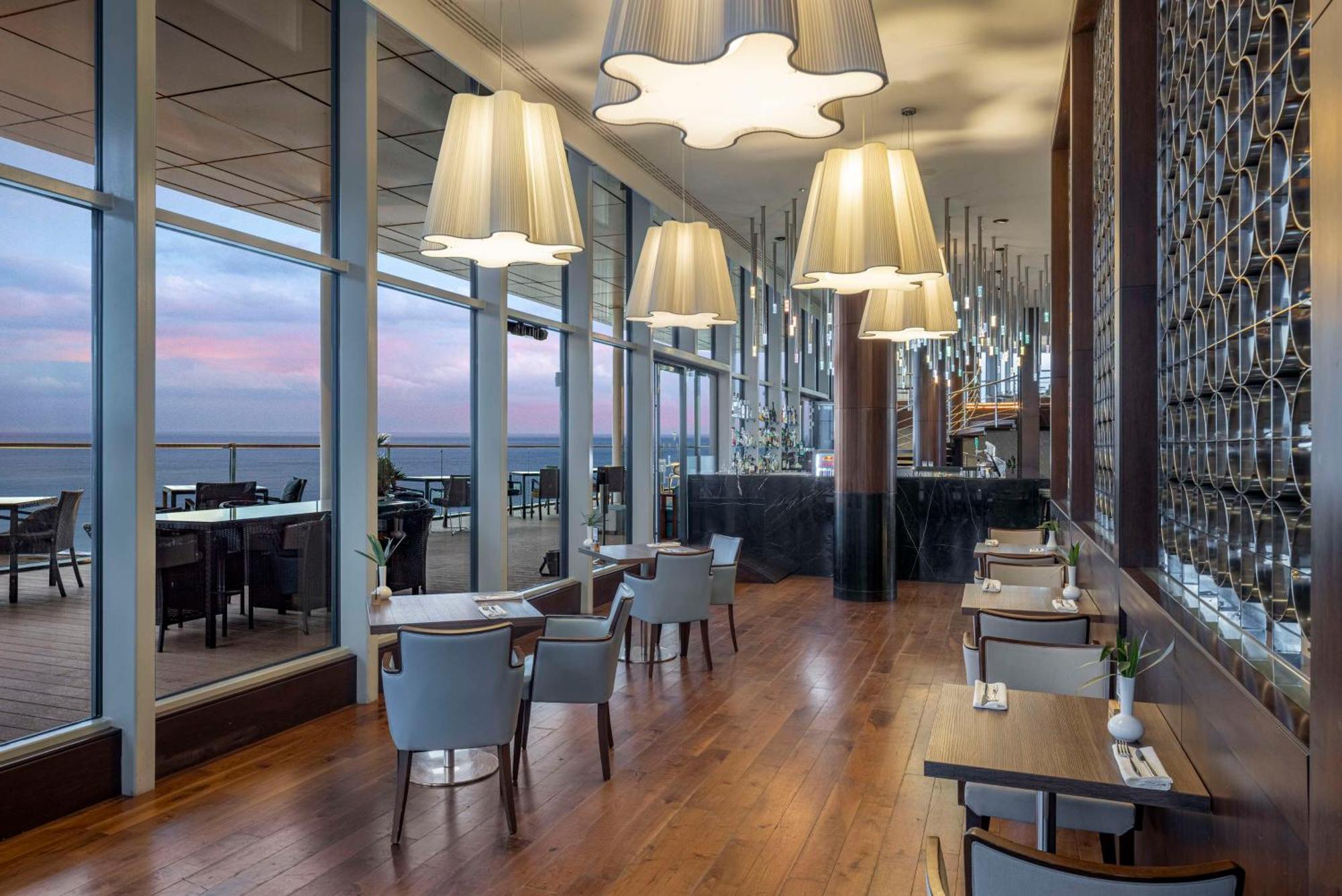 ホテル ヒルトン バトゥミ バトゥーミ エクステリア 写真 The Lounge at the 360° Restaurant