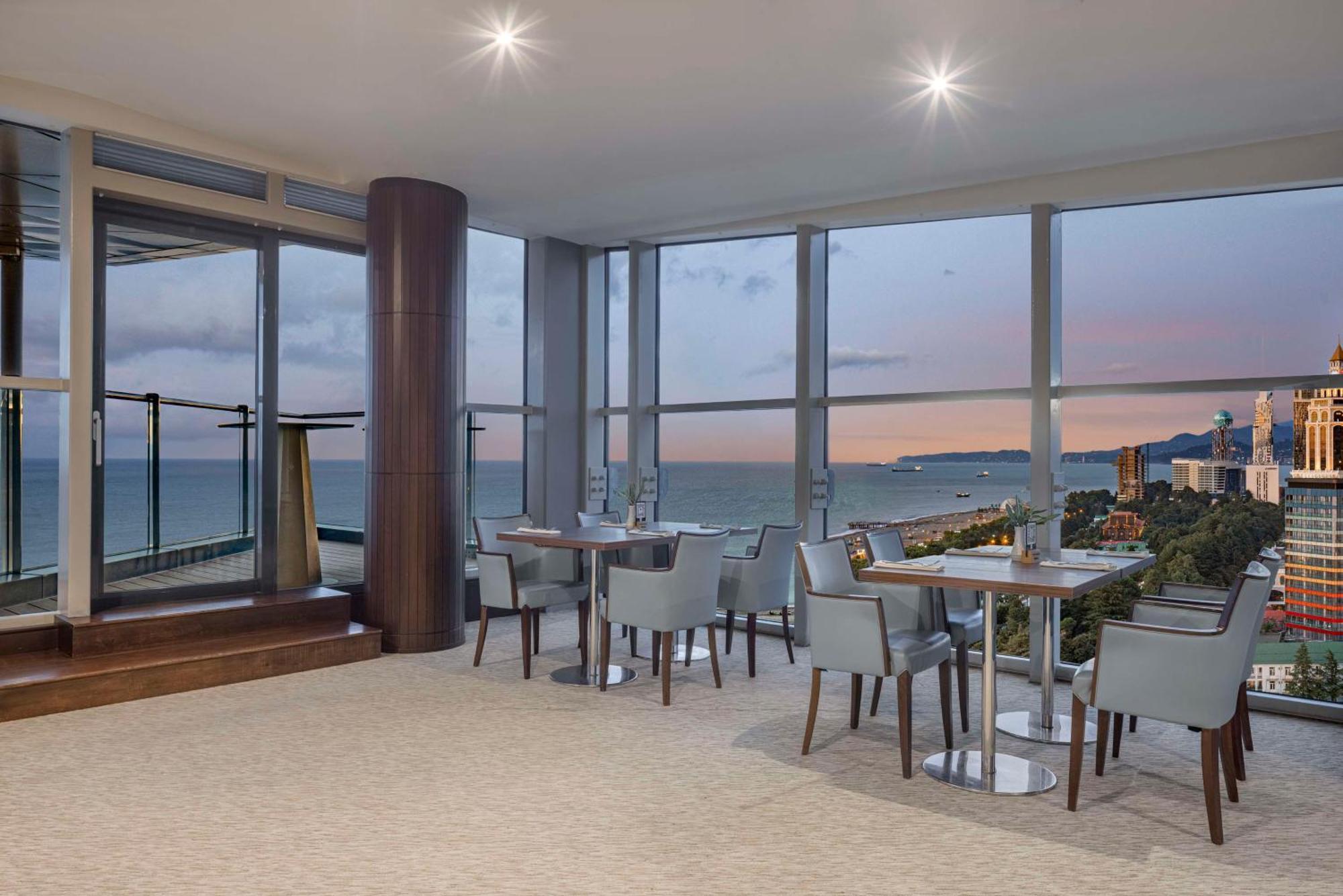 ホテル ヒルトン バトゥミ バトゥーミ エクステリア 写真 The Club Lounge at the 36th floor of the Westin